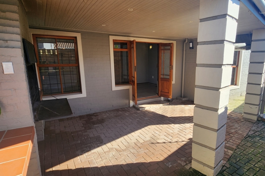 2 Bedroom Property for Sale in Uitzicht Western Cape